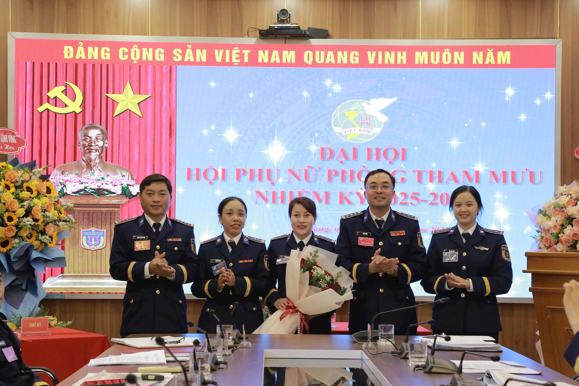4.-dai-dien-cac-co-quan-tang-hoa-chuc-mung-ban-chap-hanh-hoi-phu-nu-phong-tham-muu-nhiem-ky-2025-2030.jpg