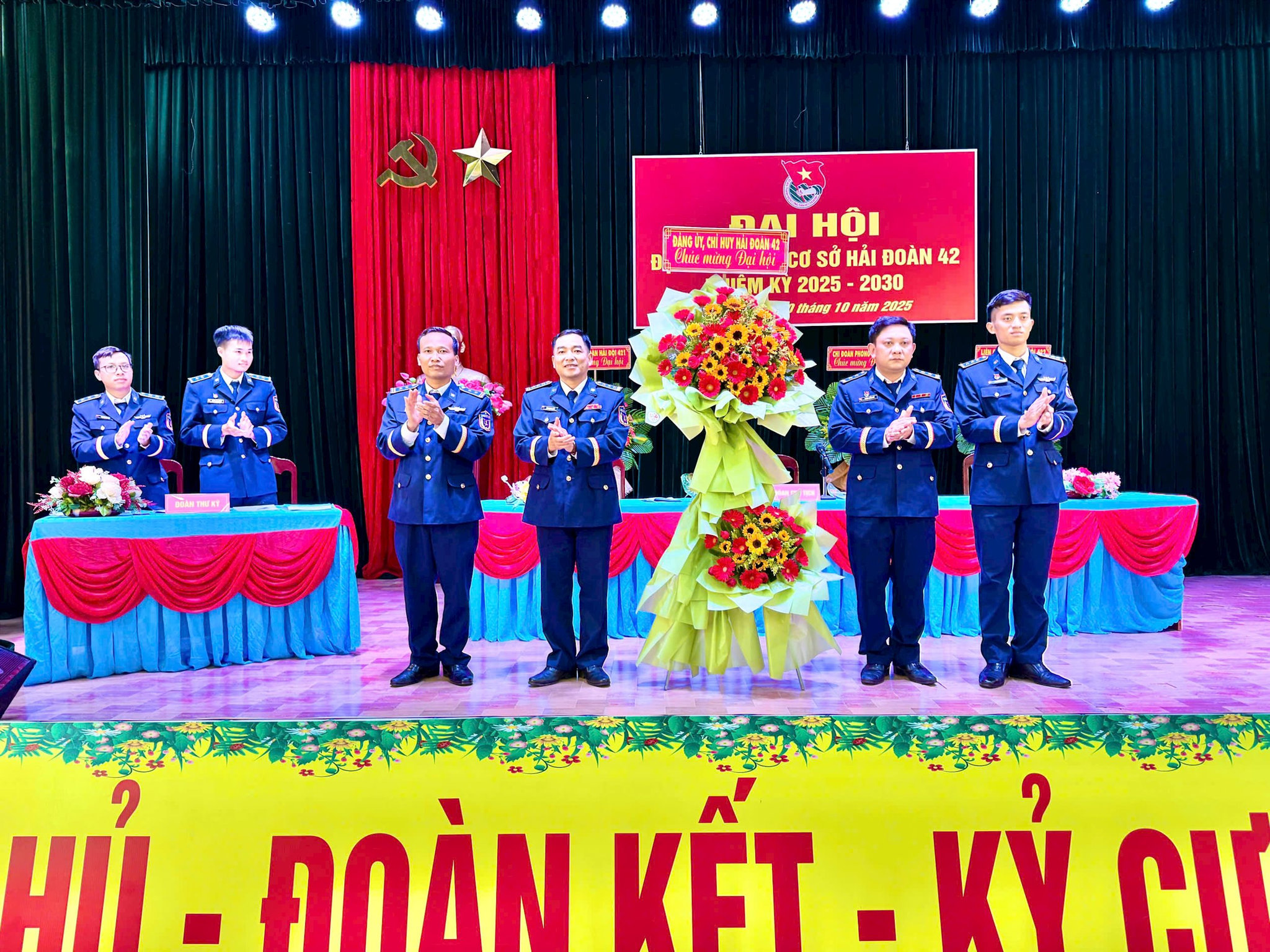 4.-dong-chi-thuong-ta-trinh-minh-hien-bi-thu-dang-uy-chinh-uy-hai-doan-42-tang-hoa-chuc-mung-dai-hoi.jpg