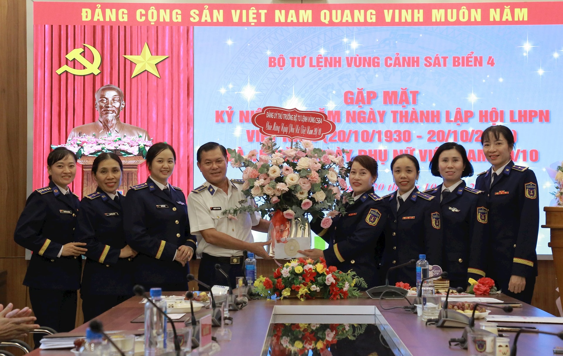6.-dai-ta-nguyen-thai-duong-uy-vien-ban-thuong-vu-dang-uy-pho-chinh-uy-btl-vung-thay-mat-thu-truong-btl-vung-tang-hoa-chuc-mung-ngay-phu-nu-viet-nam-20.10.jpg