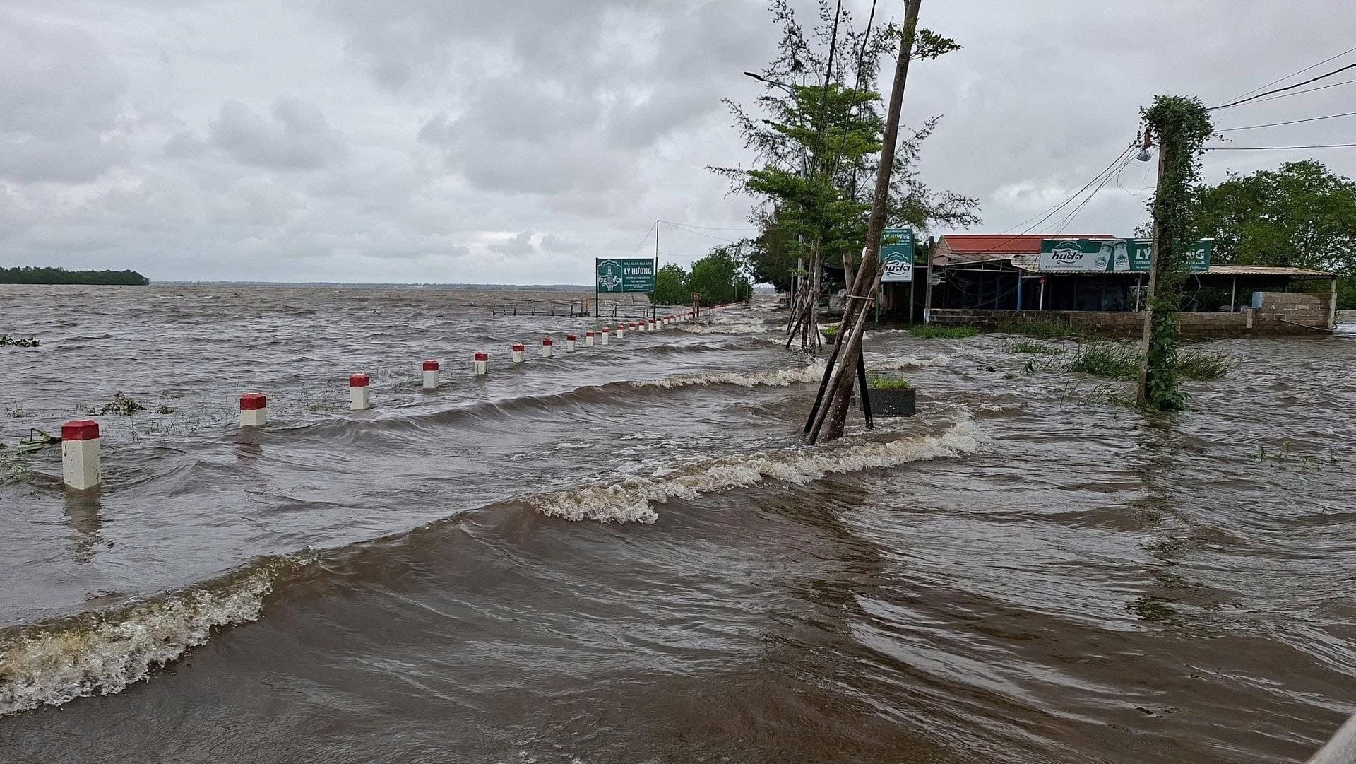 Bão số 12 làm triều cường dâng cao, khu vực ven phá Tam Giang ngập sâu