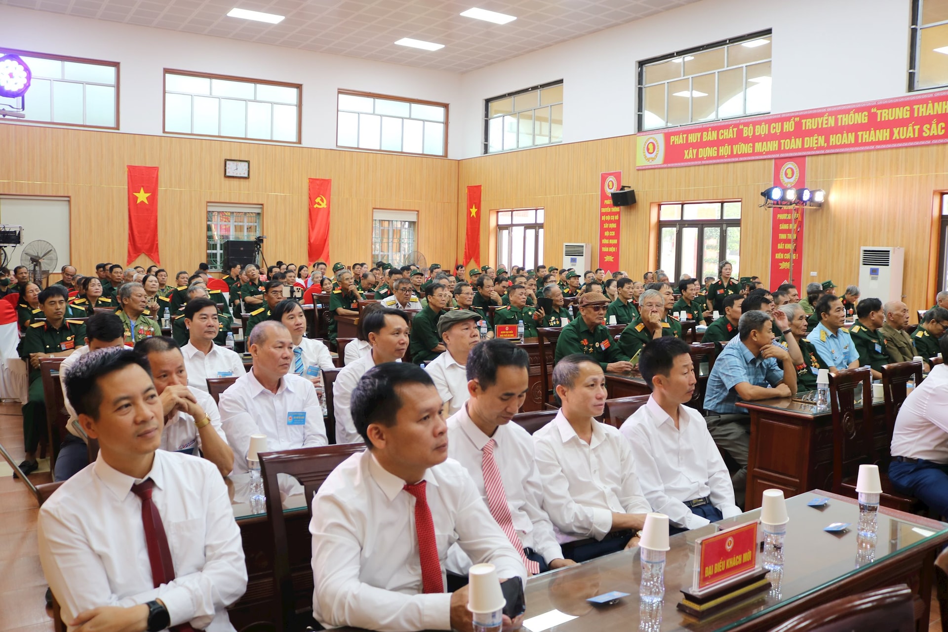 dai-bieu-tham-du-2.jpg