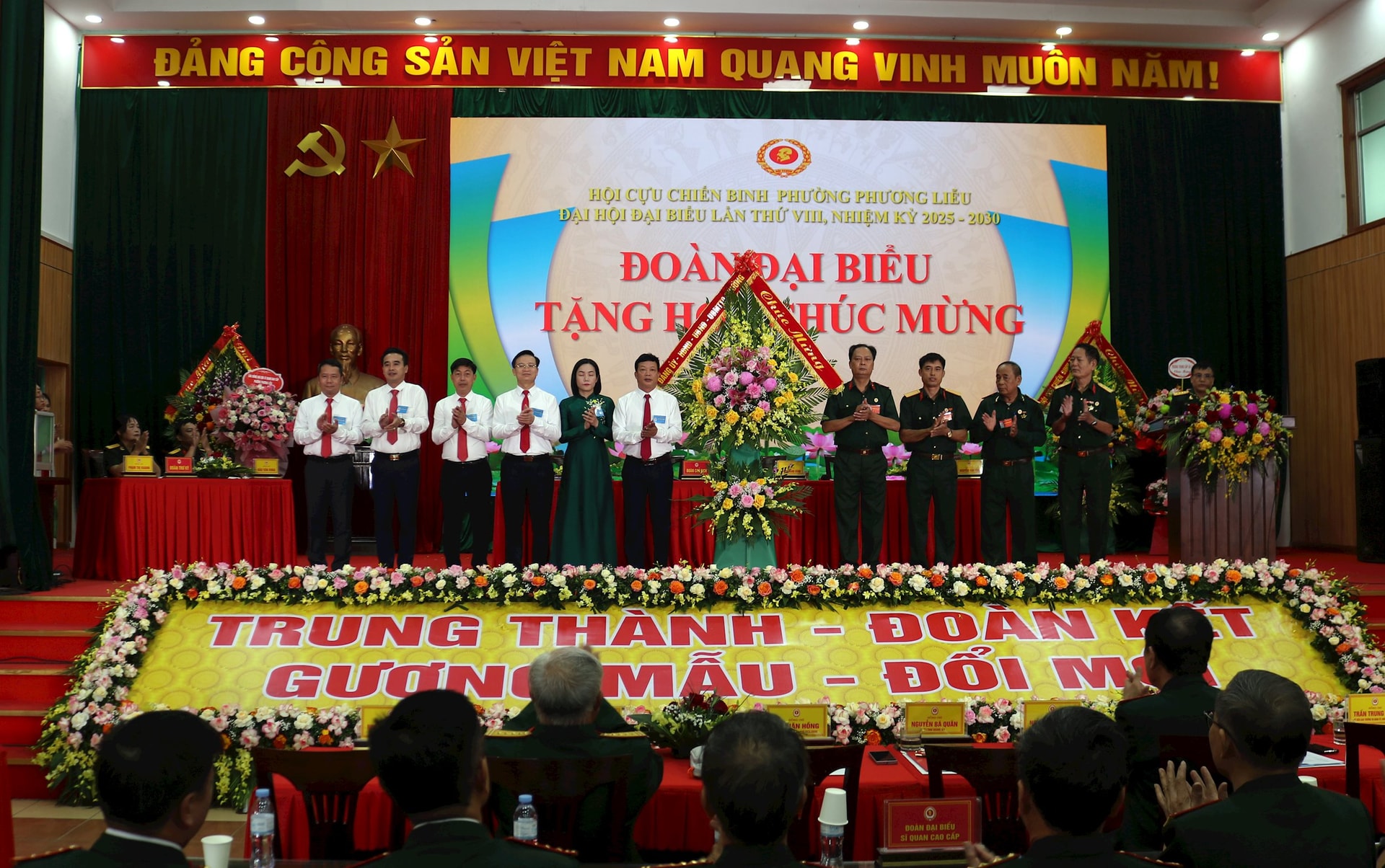 ld-phuong-tang-hoa-chuc-mung-dh.jpg
