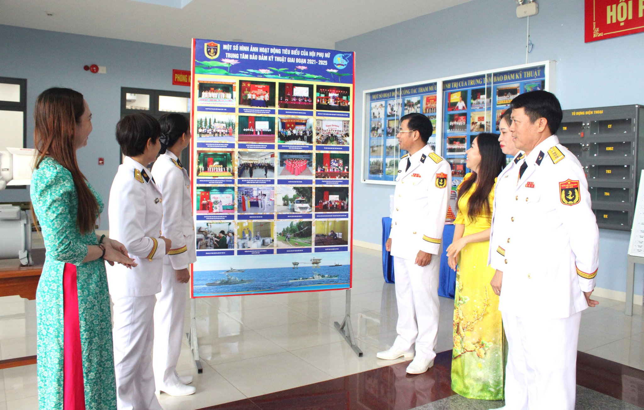 anh-5.-cac-dai-bieu-tham-quan-gian-trung-bay-cua-hoi-phu-nu..jpg