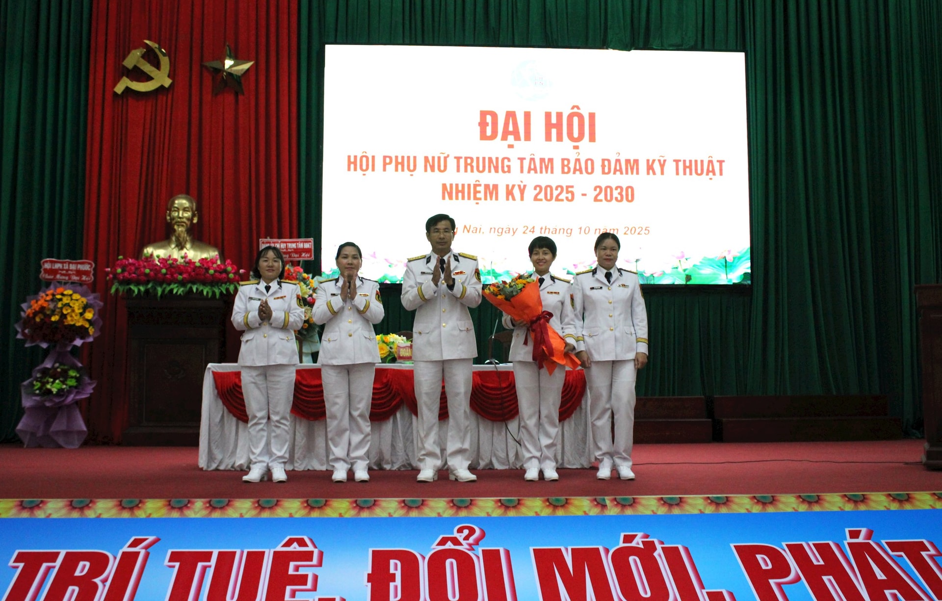 anh-6.-ban-chap-hanh-hoi-phu-nu-trung-tam-nhiem-ky-2025-2030-ra-mat-dai-hoi..jpg