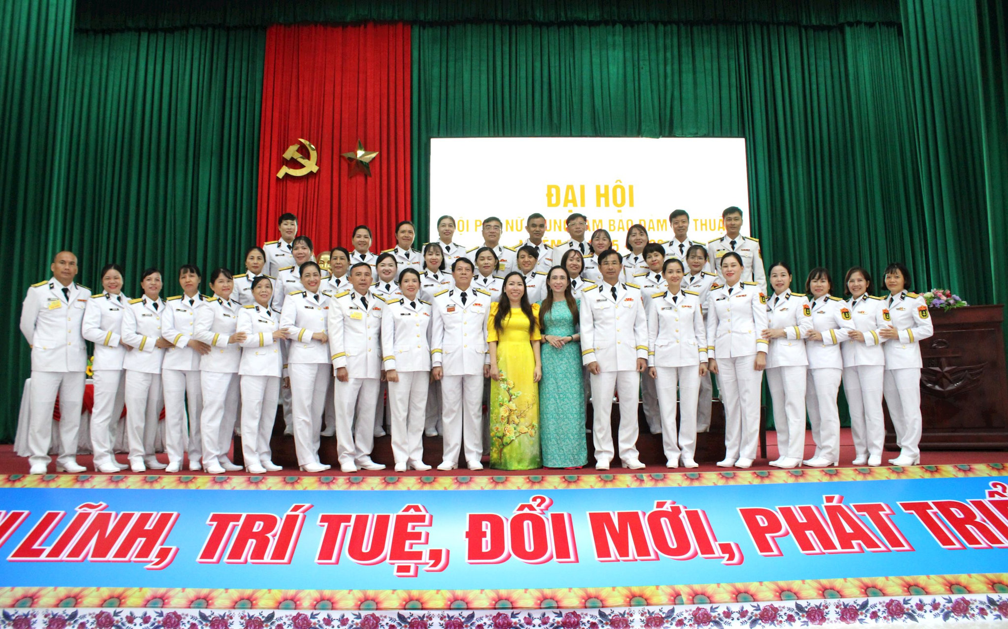 anh-7.-cac-dai-bieu-chup-anh-luu-niem-tai-dai-hoi.jpg