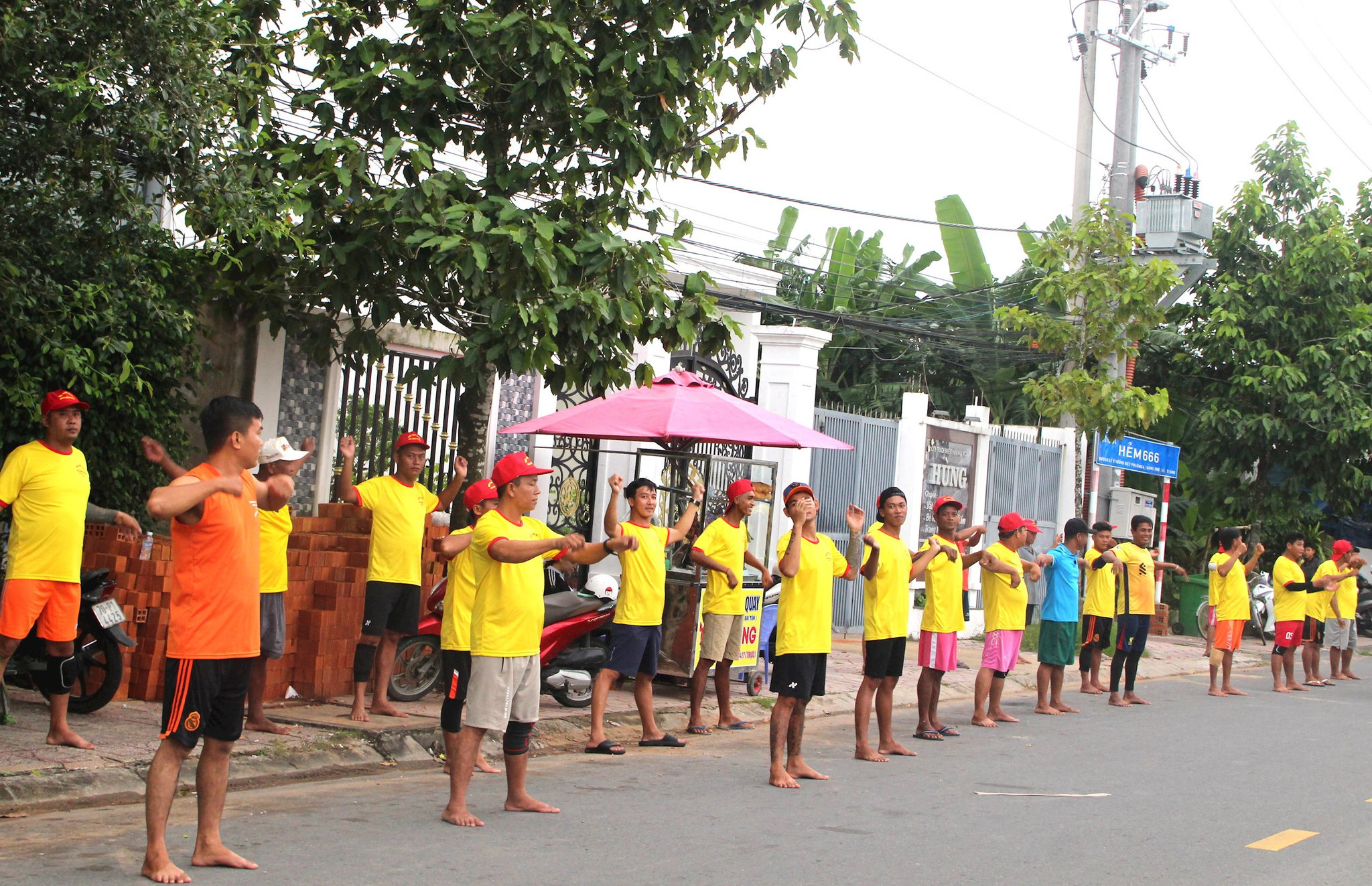 cac-van-dong-vien-khoi-dong.jpg