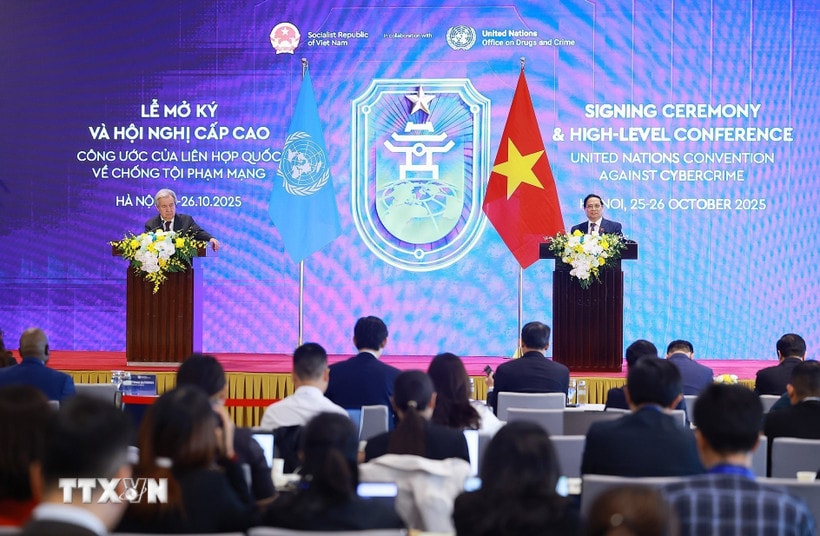 Thủ tướng Phạm Minh Chính cùng Tổng Thư ký Liên hợp quốc tại cuộc gặp gỡ báo chí Lễ mở ký và Hội nghị cấp cao Công ước của Liên hợp quốc về chống tội phạm mạng. (Ảnh: Dương Giang/TTXVN)