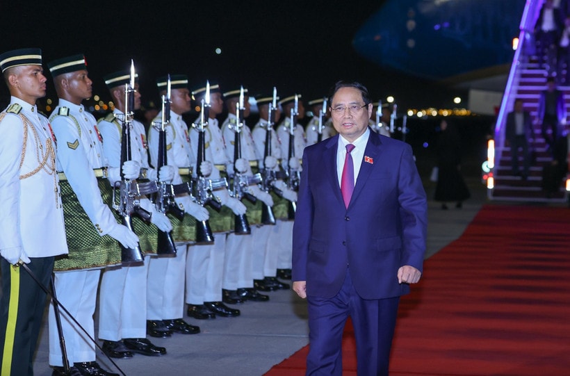 Thủ tướng Chính phủ Phạm Minh Chính cùng Đoàn đại biểu Việt Nam tới Thủ đô Kuala Lumpur, Malaysia, bắt đầu chuyến công tác tham dự Hội nghị Cấp cao ASEAN lần thứ 47 và các hội nghị cấp cao liên quan, (Nguồn: VGP)