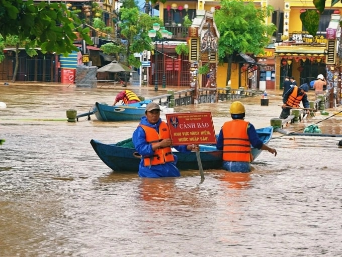 Tập trung ứng phó khẩn cấp, khắc phục hậu quả mưa lũ lớn tại khu vực Trung Bộ- Ảnh 1. Tập trung ứng phó khẩn cấp, khắc phục hậu quả mưa lũ lớn tại khu vực Trung Bộ- Ảnh 1.