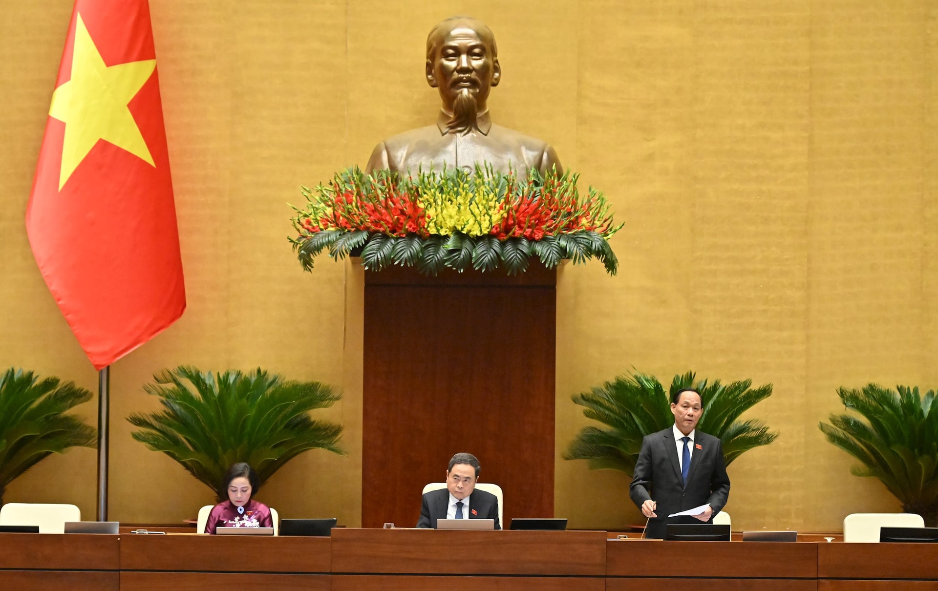pho-chu-tich-quoc-hoi-tran-quang-phuong-dieu-hanh-phien-hopvqk_2800-1-.jpg