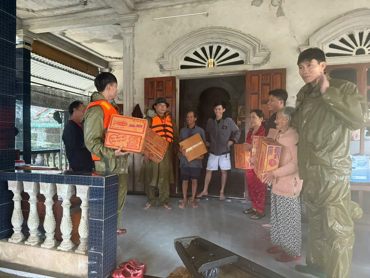 anh-2-cong-an-xa-phu-vang-ho-tro-nhu-yeu-pham-cho-ba-con-vung-thap-trung.jpg