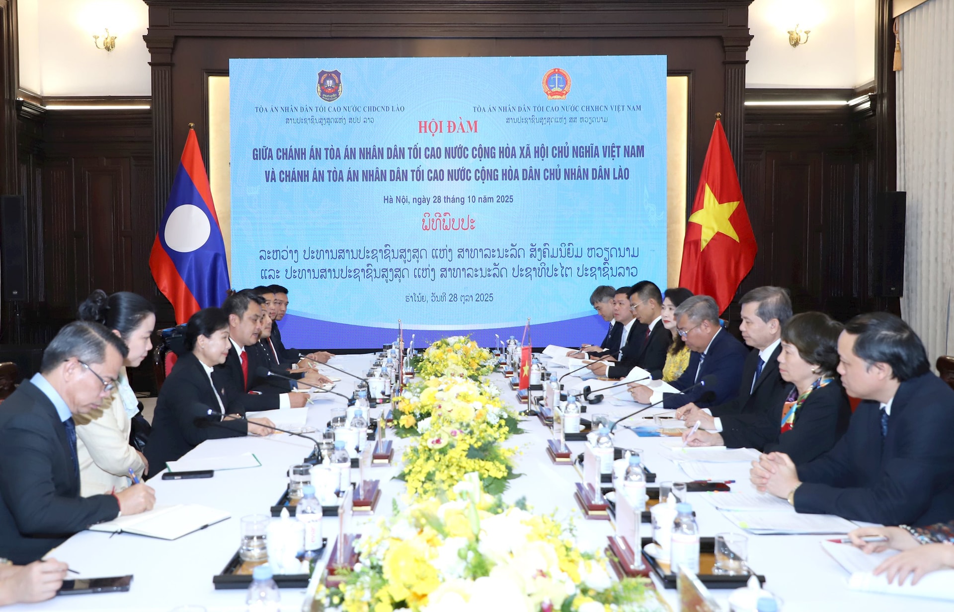 hoi-dam-toa-an-viet-lao-1-.jpg