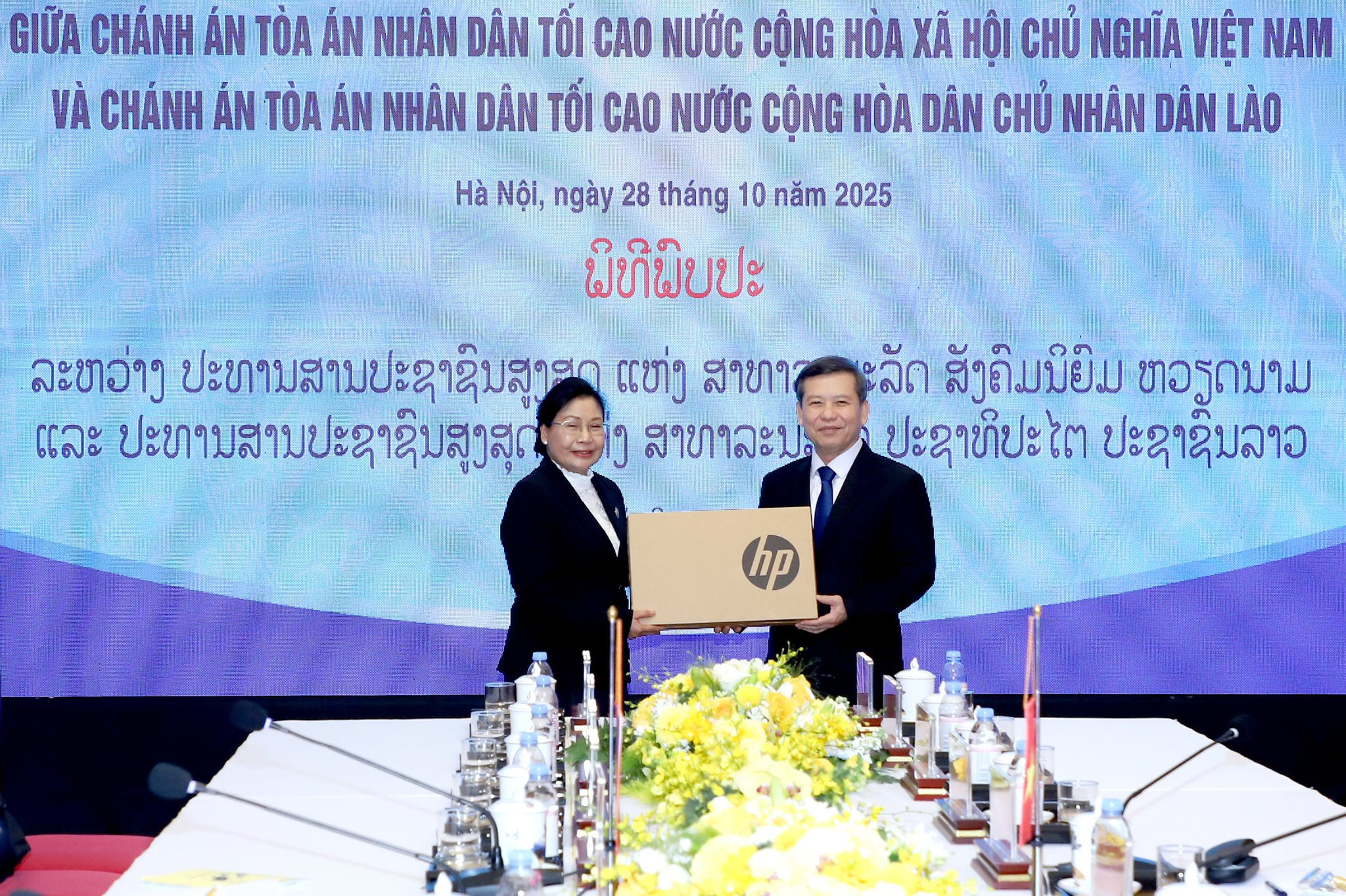 hoi-dam-toa-an-viet-lao-9-.jpg