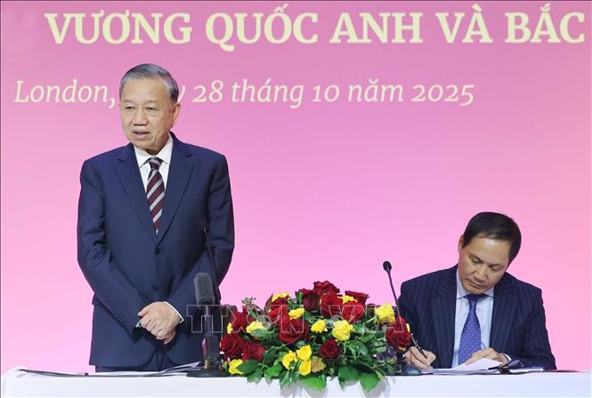 Tổng Bí thư gặp gỡ cộng đồng người Việt Nam và cán bộ Đại sứ quán Việt Nam tại Anh- Ảnh 1.