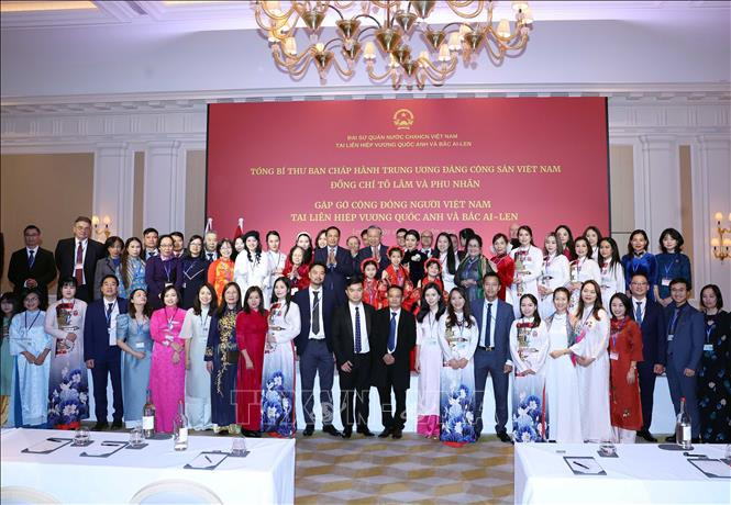 Tổng Bí thư gặp gỡ cộng đồng người Việt Nam và cán bộ Đại sứ quán Việt Nam tại Anh- Ảnh 5.