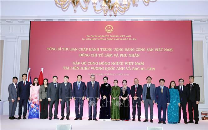 Tổng Bí thư gặp gỡ cộng đồng người Việt Nam và cán bộ Đại sứ quán Việt Nam tại Anh- Ảnh 4.
