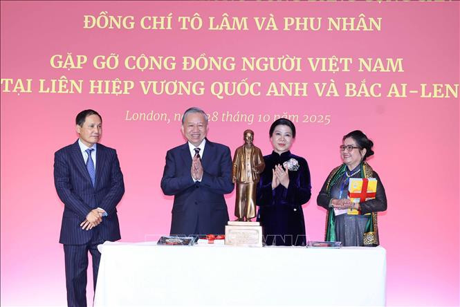Tổng Bí thư gặp gỡ cộng đồng người Việt Nam và cán bộ Đại sứ quán Việt Nam tại Anh- Ảnh 2.