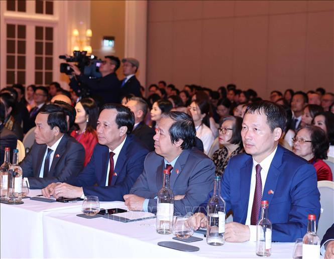 Tổng Bí thư gặp gỡ cộng đồng người Việt Nam và cán bộ Đại sứ quán Việt Nam tại Anh- Ảnh 3.