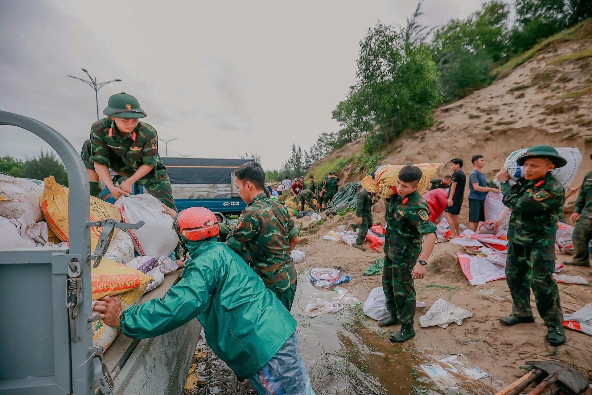 30-10-ubtp-khac-phuc10.jpg