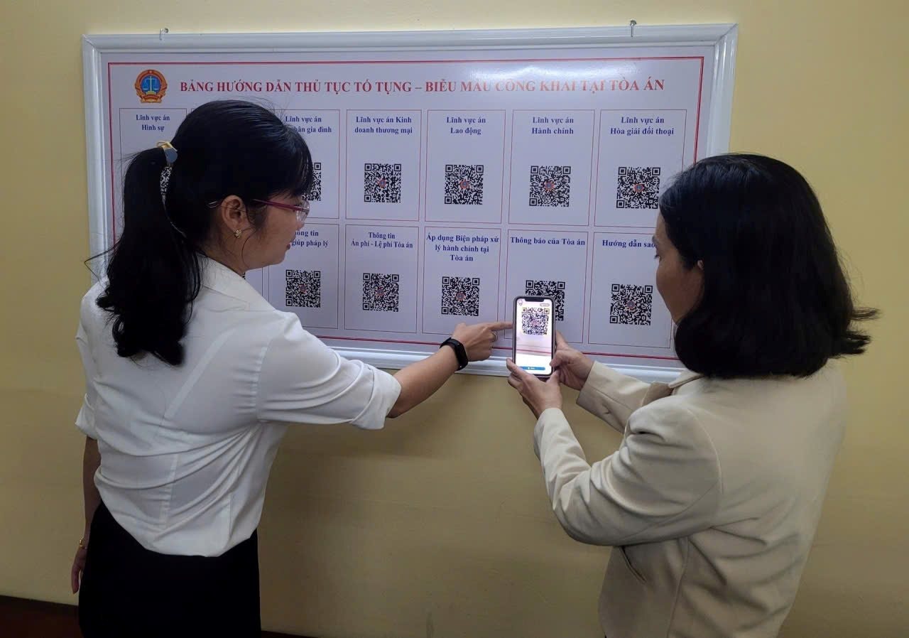 can-bo-toa-an-huong-dam-duong-su-quet-ma-qr-tim-thong-tin-lien-quan-den-vu-an-1-.jpg