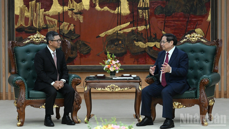 Thủ tướng Chính phủ Phạm Minh Chính tiếp Đại sứ Indonesia tại Việt Nam Denny Abdi. (Ảnh: TRẦN HẢI)