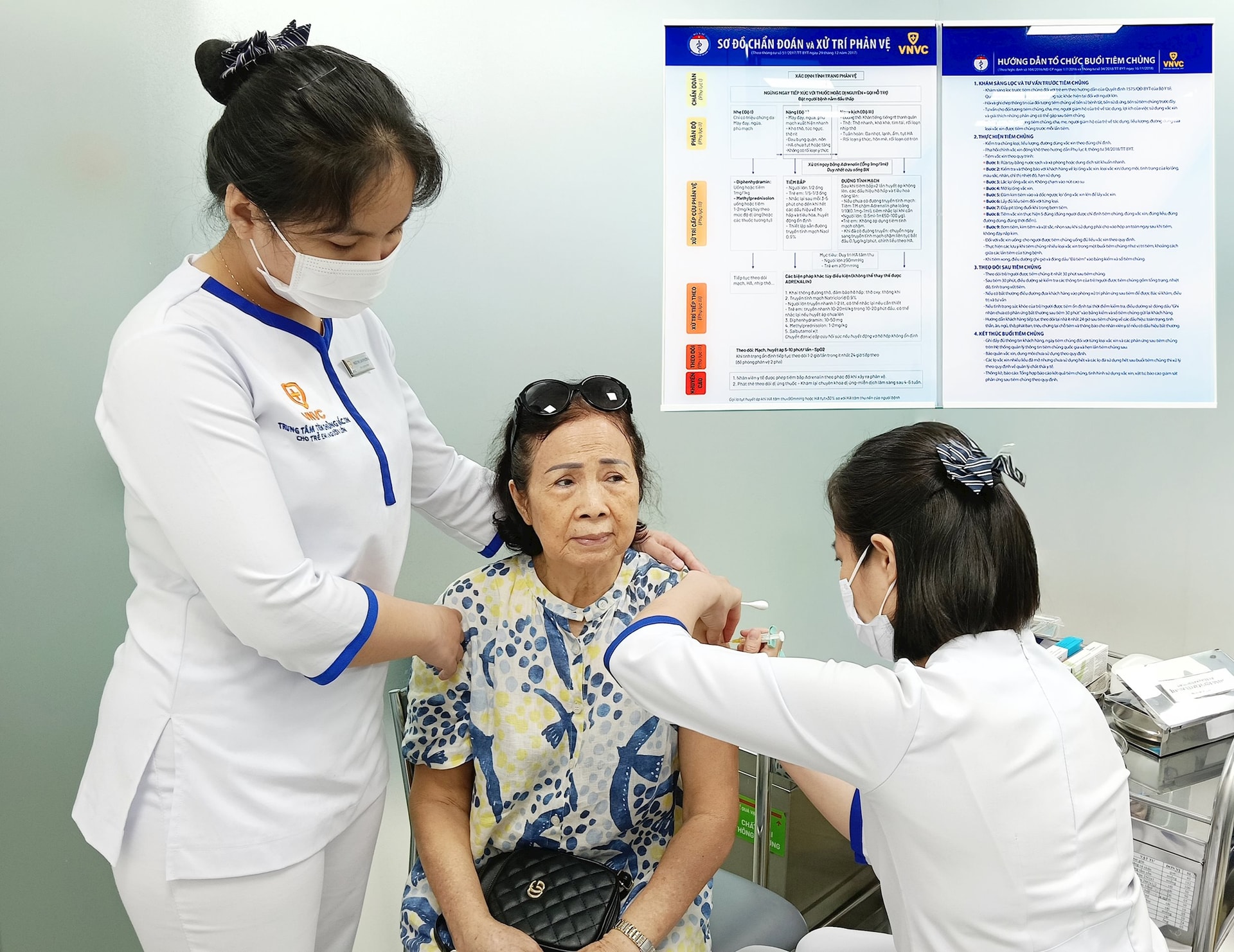 khach-tiem-vaccine-ngua-zona-than-kinh-tai-vnvc-1-.jpg