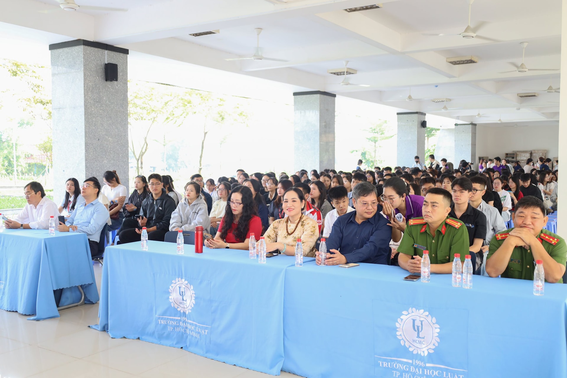 toan-canh-buoi-toa-dam-_hanh-trang-tan-sinh-vien-nam-2025_-tai-co-so-long-phuoc-truong-dai-hoc-luat-tp.hcm.jpg