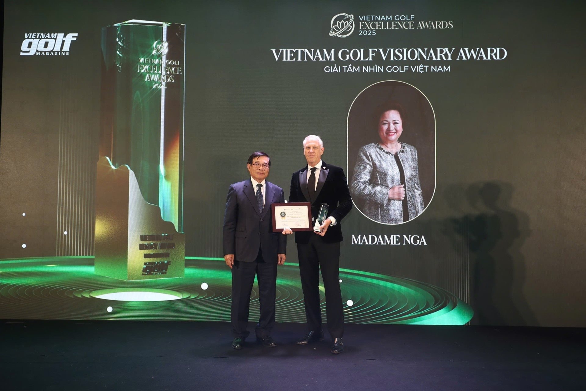 02-ba-nguyen-thi-nga-duoc-vinh-danh-voi-giai-thuong-tam-nhin-golf-viet-nam-tai-vietnam-golf-excellence-awards-2025.jpg
