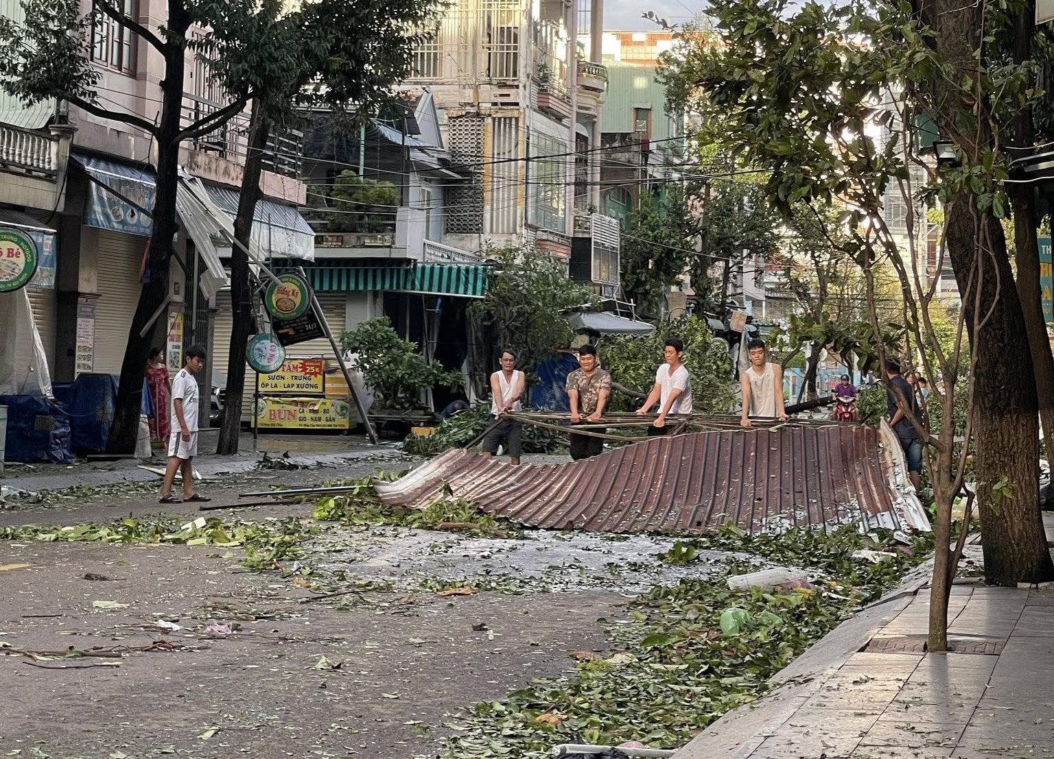 Khẩn trương khắc phục hậu quả bão số 13, nhanh chóng ổn định đời sống Nhân dân sau thiên tai- Ảnh 1.