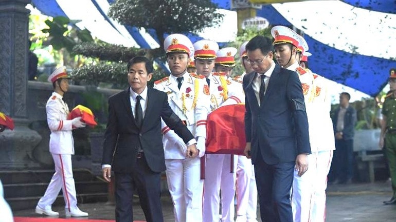 Các đồng chí lãnh đạo tỉnh Quảng Bình và đại biểu tiễn đưa hài cốt các liệt sĩ về an táng tại ngôi mộ chung ở cửa hang. z7201464554128-1d37d34ade6d22f3579a728c6f4f2c5d.jpg