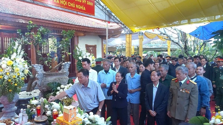 Thân nhân các gia đình liệt sĩ dâng hương tại buổi lễ. z7201494165357-ad53214f17fe118dc6af8f51d62f0a1f-2279.jpg