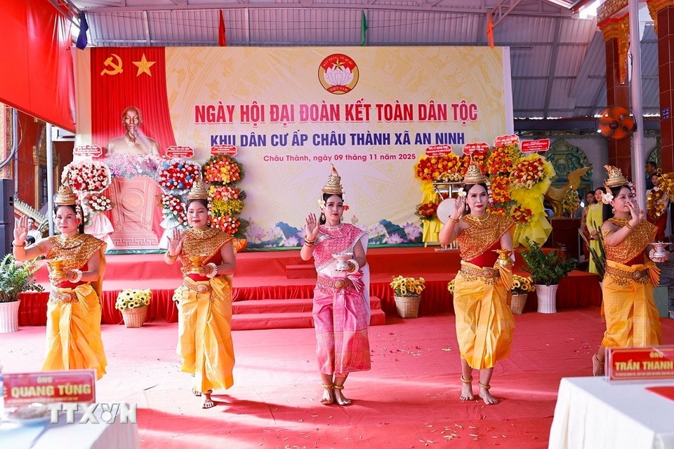 Chương trình văn nghệ chào mừng Ngày hội đại đoàn kết toàn dân tộc. (Ảnh: Doãn Tấn/TTXVN)