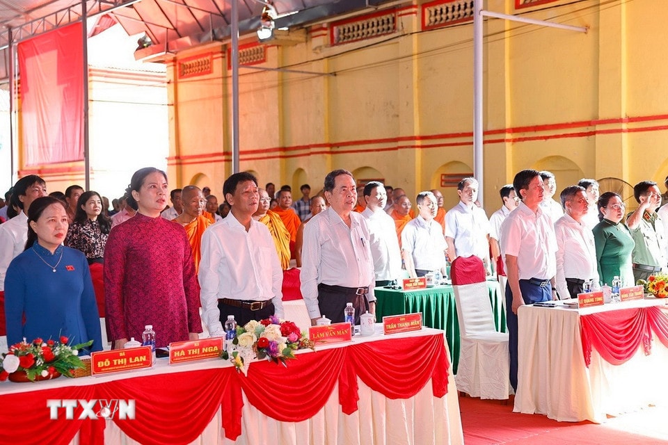 Chủ tịch Quốc hội Trần Thanh Mẫn và đại biểu thực hiện nghi thức chào cờ. (Ảnh: Doãn Tấn/TTXVN)