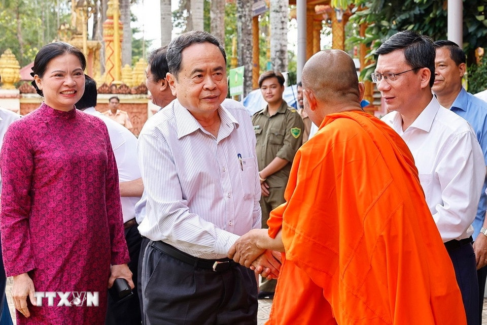 Chủ tịch Quốc hội Trần Thanh Mẫn với đại biểu. (Ảnh: Doãn Tấn/TTXVN)