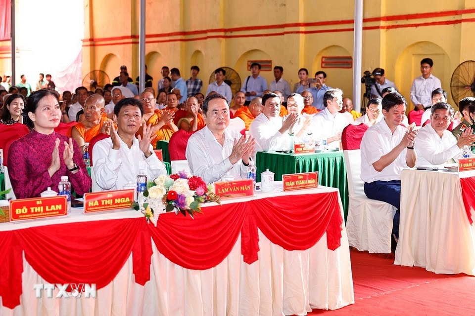 Chủ tịch Quốc hội Trần Thanh Mẫn và đại biểu dự Ngày hội đại đoàn kết toàn dân tộc tại khu dân cư ấp Châu Thành, xã An Ninh, Thành phố Cần Thơ, (Ảnh: Doãn Tấn/TTXVN)