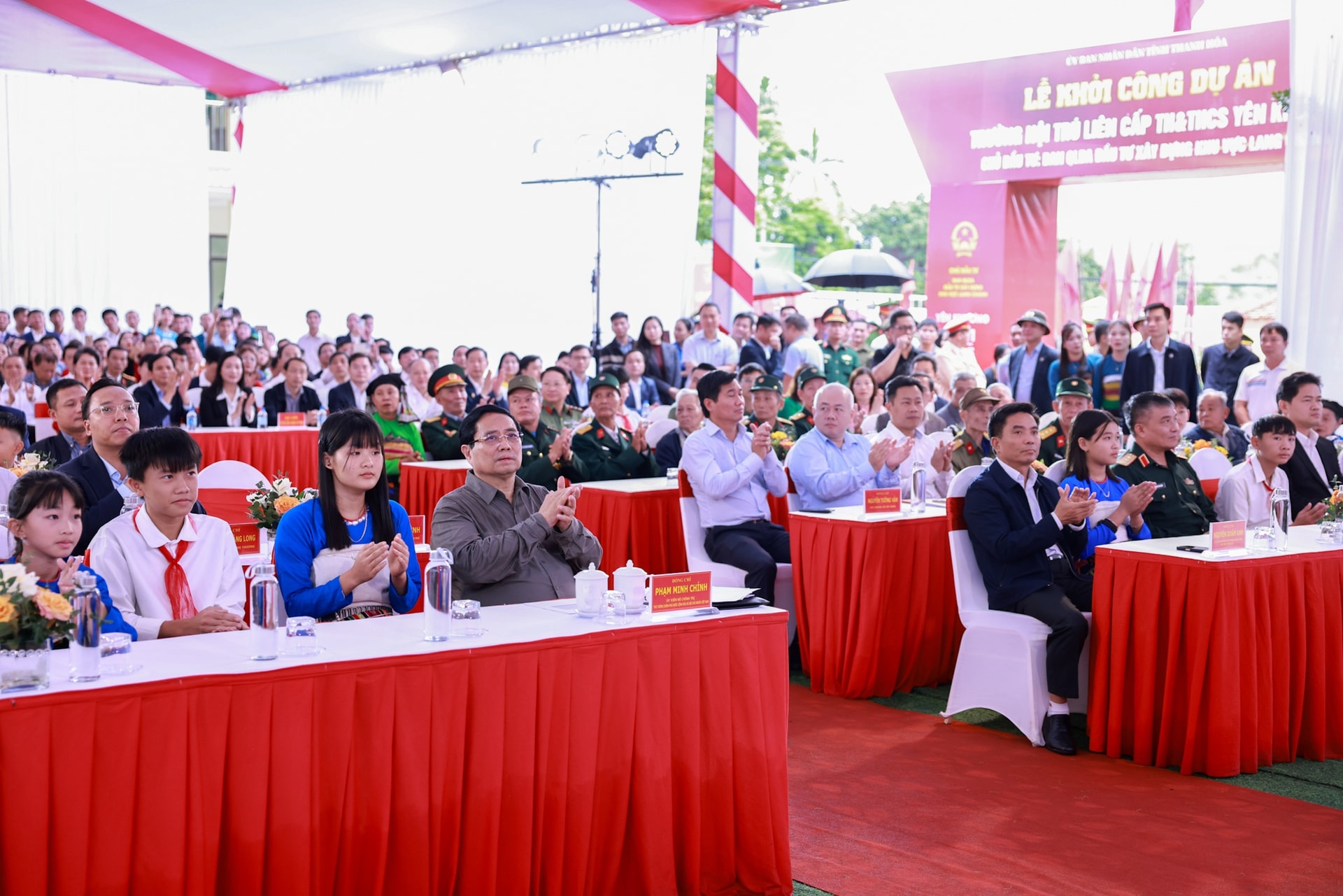 Thủ tướng: Từng ngôi trường mới nơi biên giới sẽ là nơi gieo con chữ, ươm mầm tri thức, thắp sáng ước mơ, hiện thực hóa khát vọng- Ảnh 2.