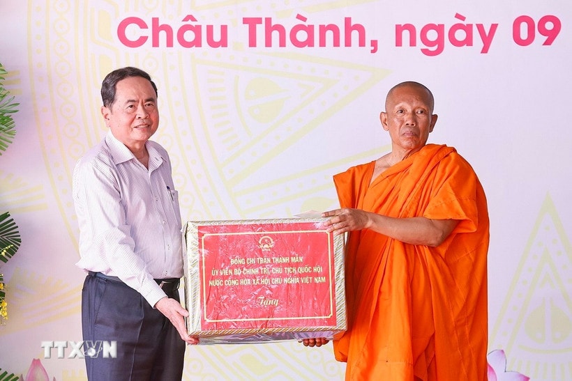 Chủ tịch Quốc hội Trần Thanh Mẫn tặng quà chức sắc tôn giáo trên địa bàn xã An Ninh, Cần Thơ. (Ảnh: Doãn Tấn/TTXVN)