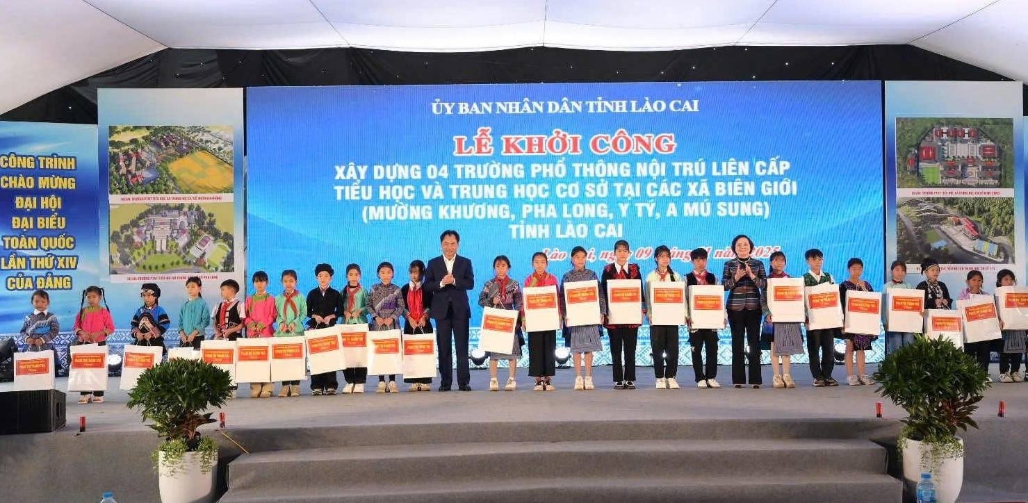 bi-thu-tang-qua.jpg