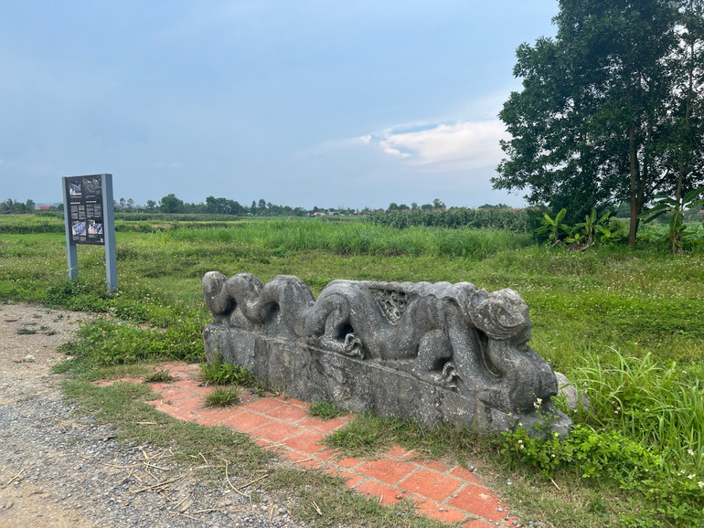 Đôi rồng mất đầu trong Thành nhà Hồ. 6.jpg