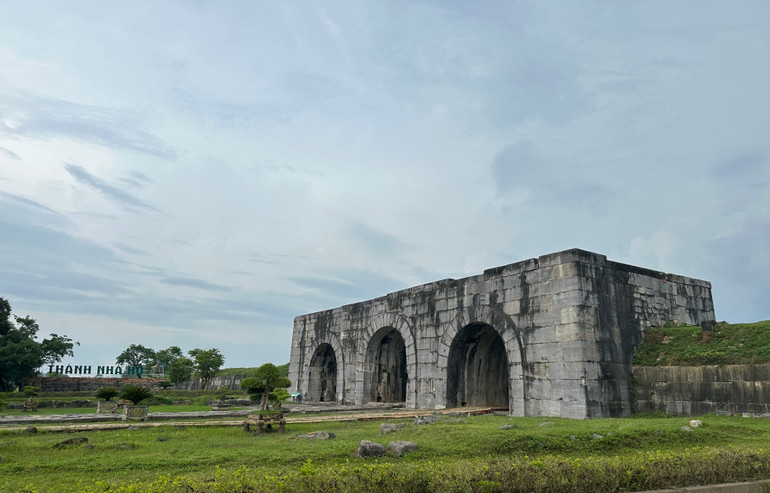 Cổng phía nam Thành nhà Hồ. 2.jpg