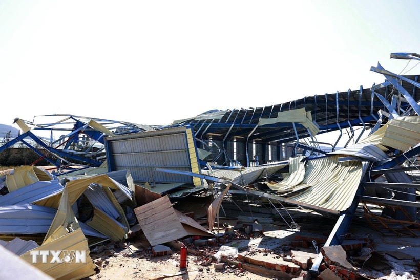 Nhiều nhà xưởng sản xuất tại Khu kinh tế Nhơn Hội bị thiệt hại do bão số 13. (Ảnh: Dương Giang/TTXVN)