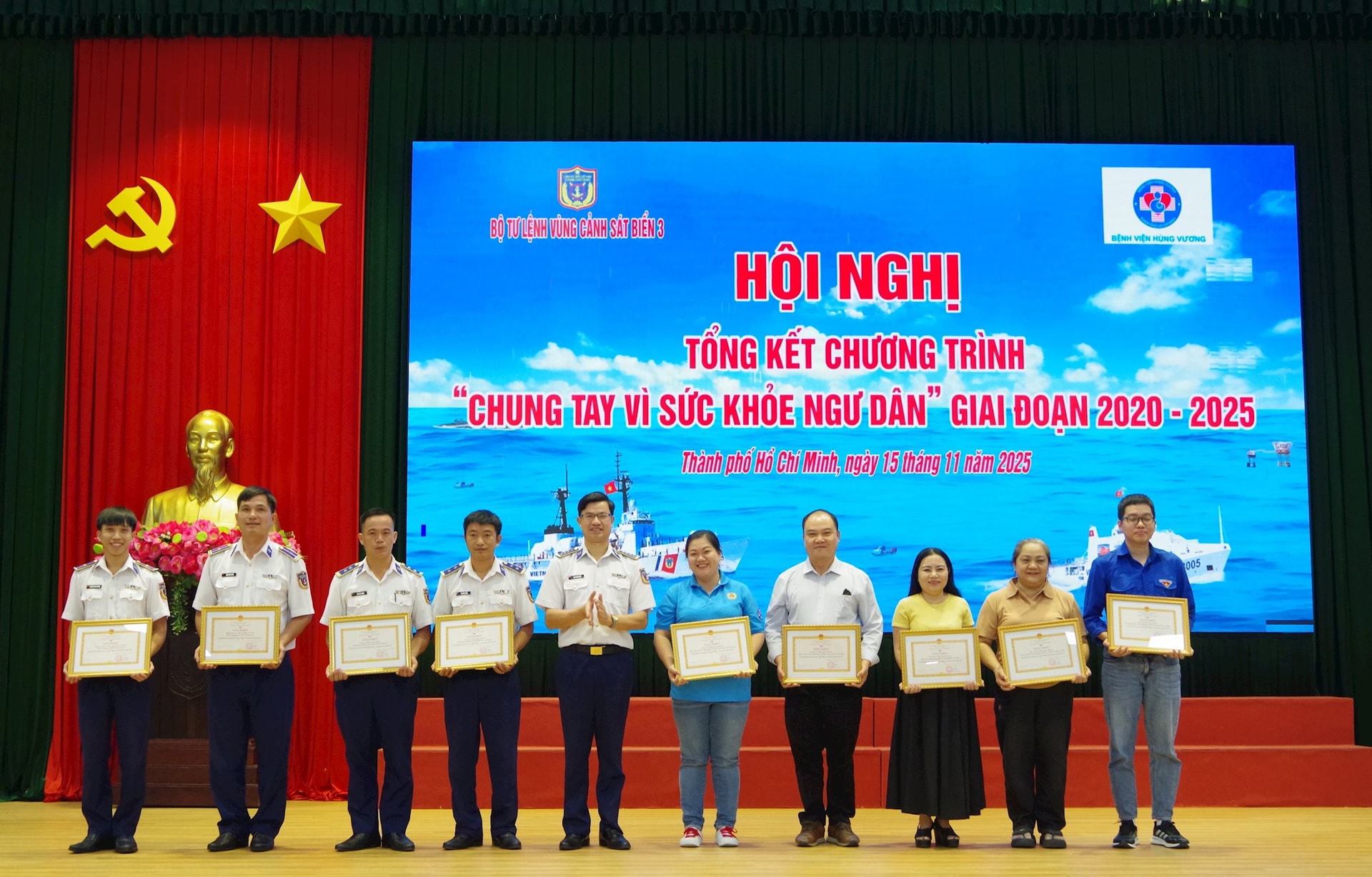 dai-ta-cao-xuan-quan-pho-chinh-uy-btl-vung-csb-3-trao-thuong-cho-cac-ca-nhan-dat-thanh-tich-tot-chuong-trinh-22chung-tay-vi-suc-khoe-ngu-dan-22-giai-doan-2020-2025.jpeg