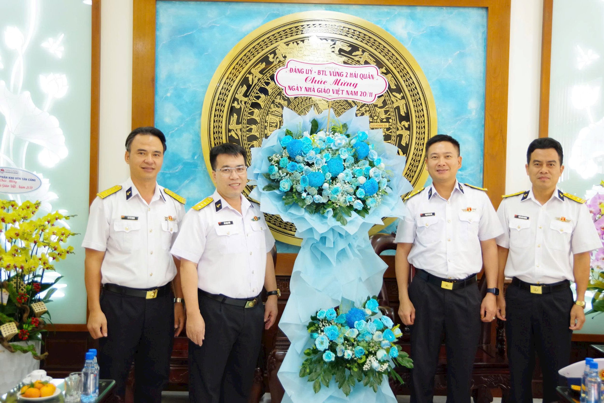 1.-doan-cong-tac-bo-tu-lenh-vung-2-chuc-mung-truong-cao-dang-ky-thuat-hai-quan.jpg
