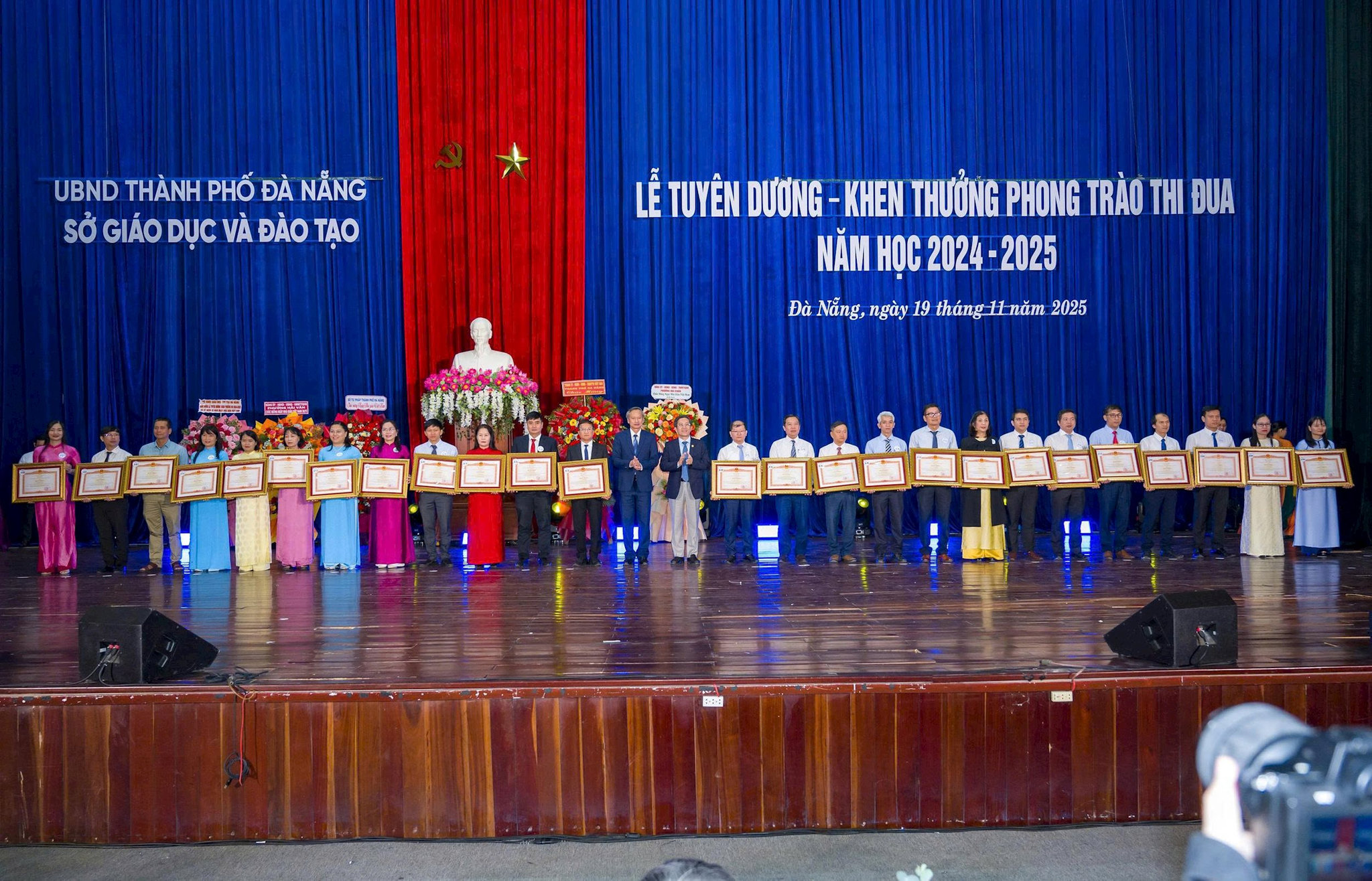 19-11-vinh-danh11.jpg