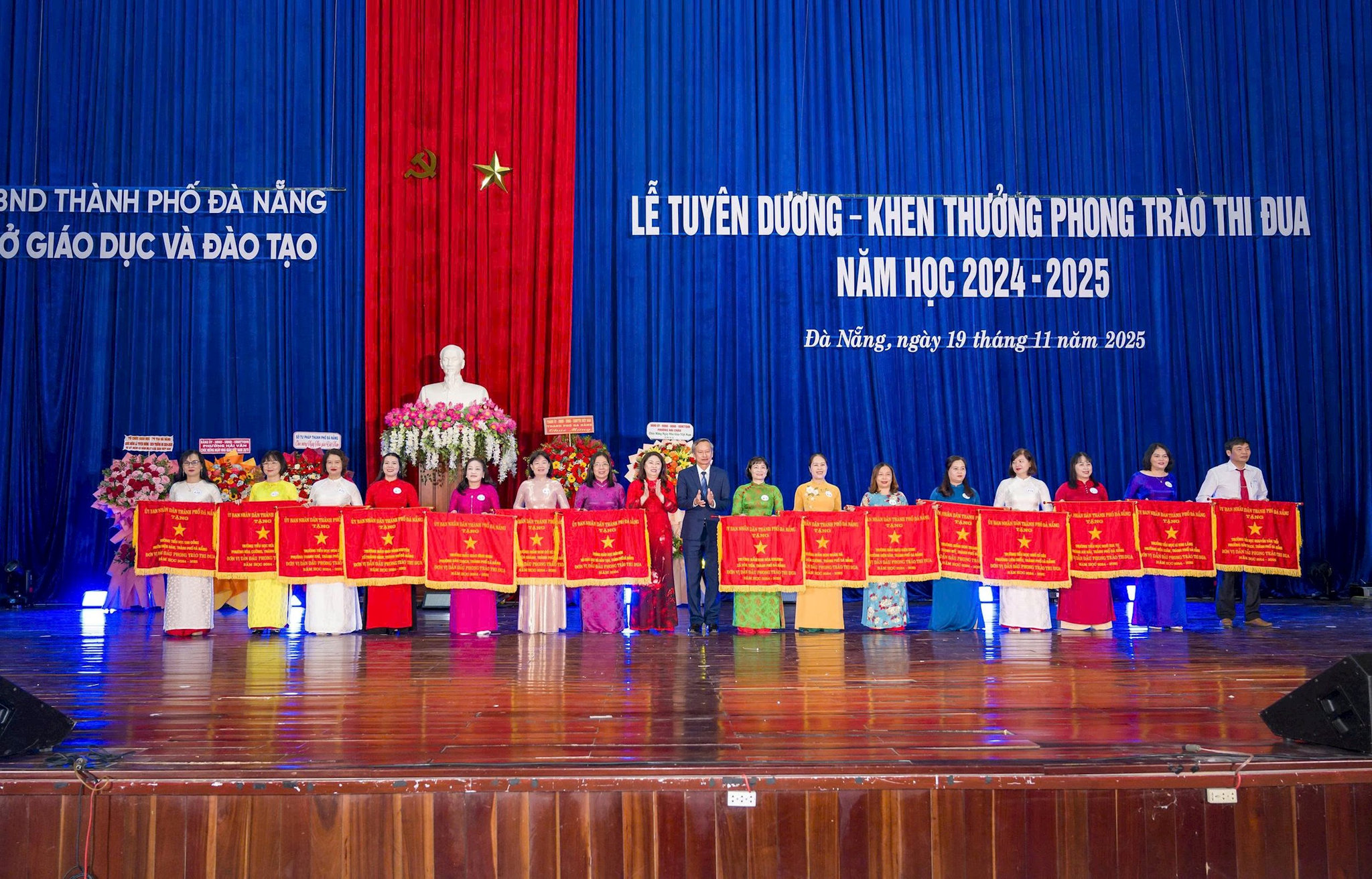 19-11-vinh-danh12.jpg