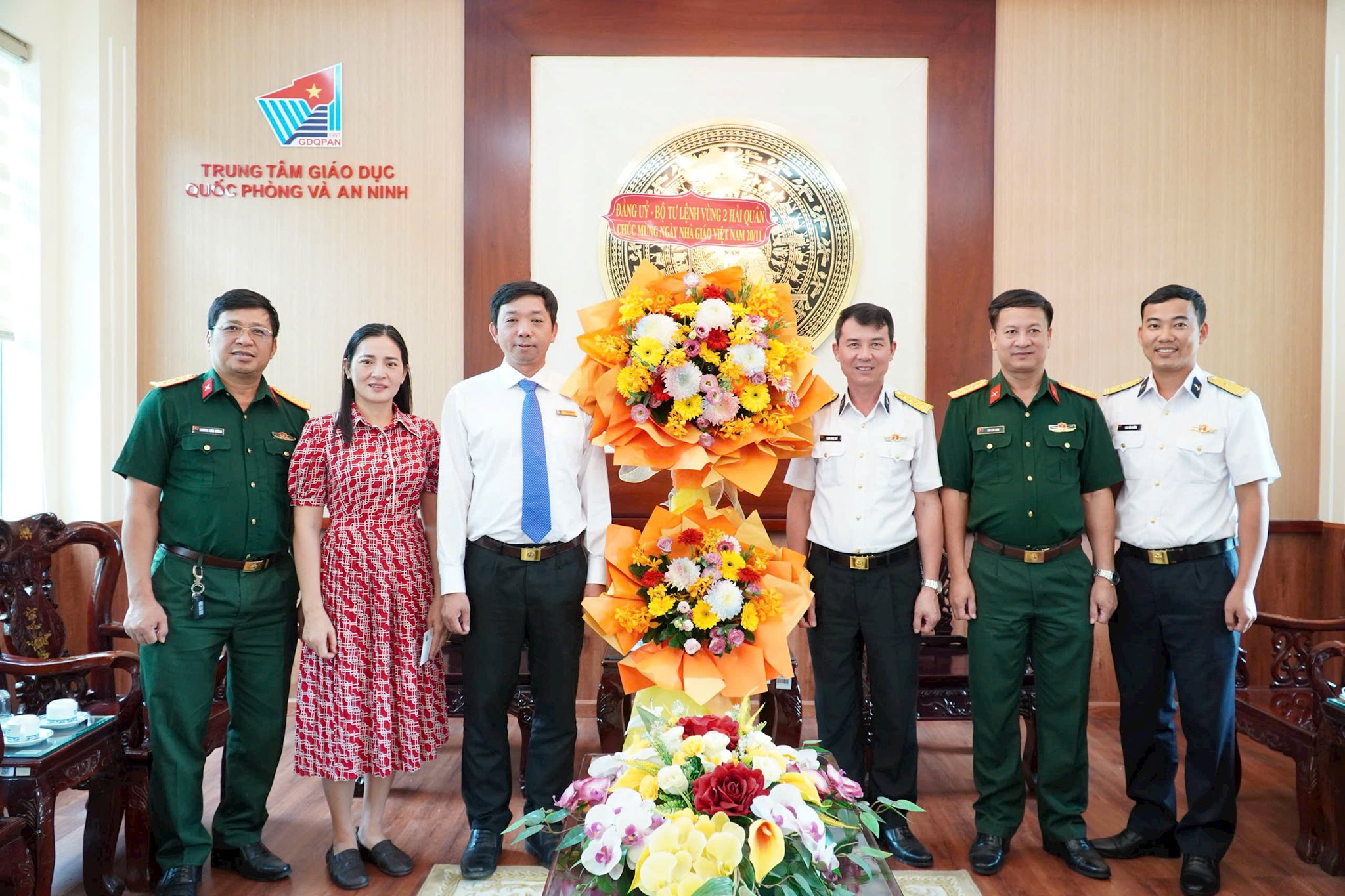 3.-dai-ta-pham-ngoc-quy-chuc-mung-tai-trung-tam-giao-duc-quoc-phong-an-ninh.jpg