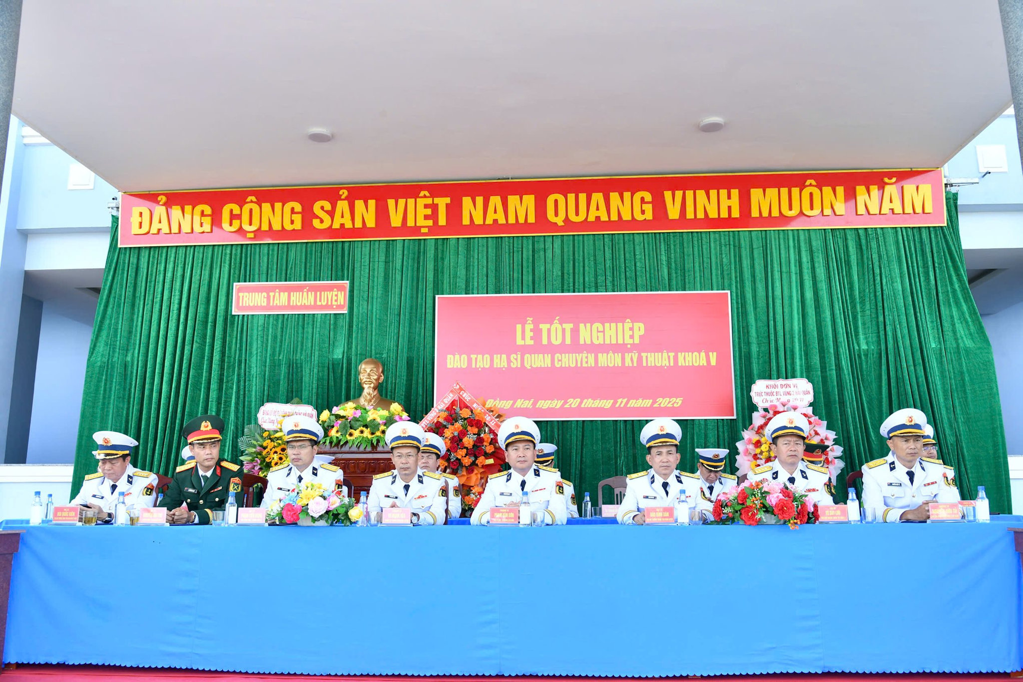 2.-cac-dai-bieu-tham-du-le-tot-nghiep.jpg