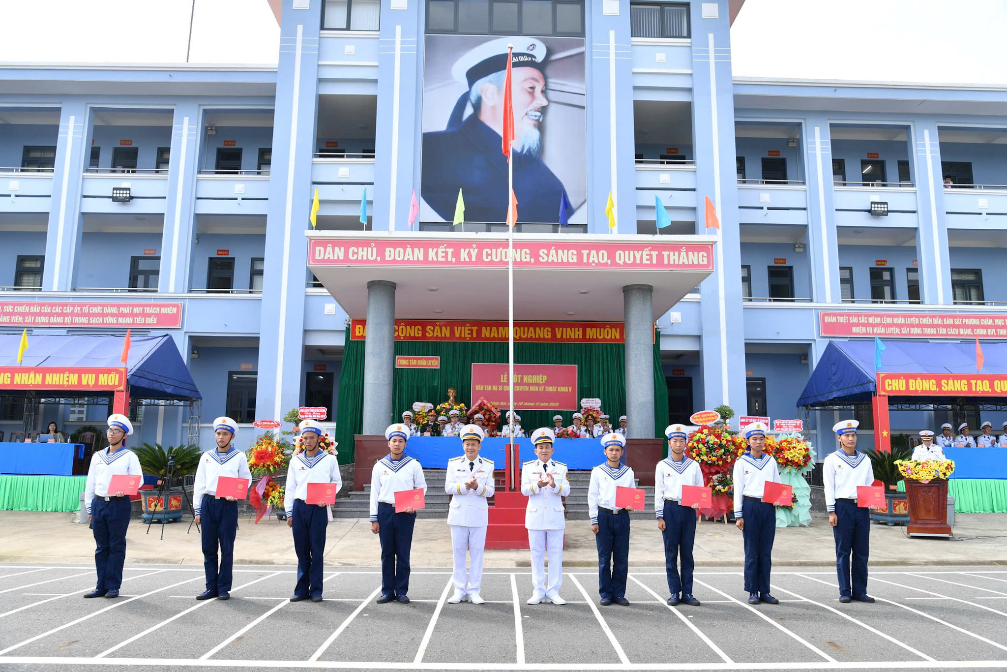 7.-chi-huy-trung-tam-trao-chung-chi-tot-nghiep-cho-hoc-vien-trong-buoi-le.jpg