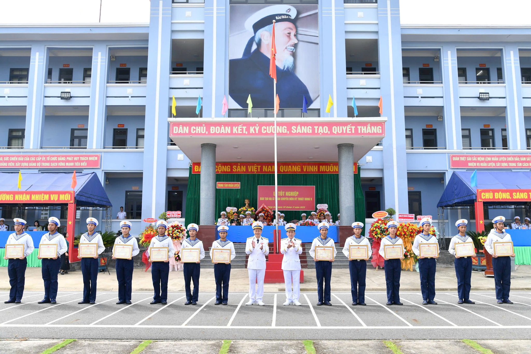 8.-chi-huy-trung-tam-trao-giay-khen-cho-cac-ca-nhan-co-thanh-tich-tot-trong-khoa-dao-tao.jpg