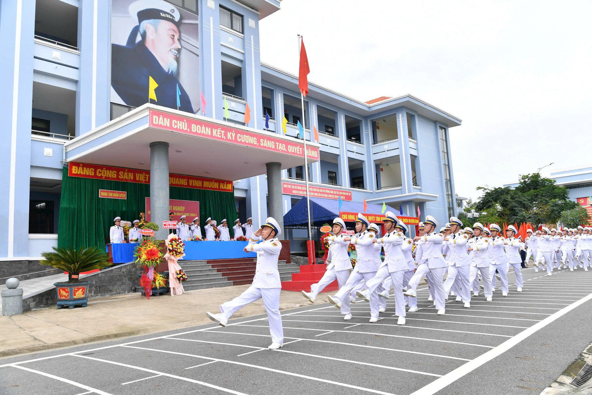 9.-dieu-duyet-doi-ngu-trong-buoi-le-tot-nghiep.jpg